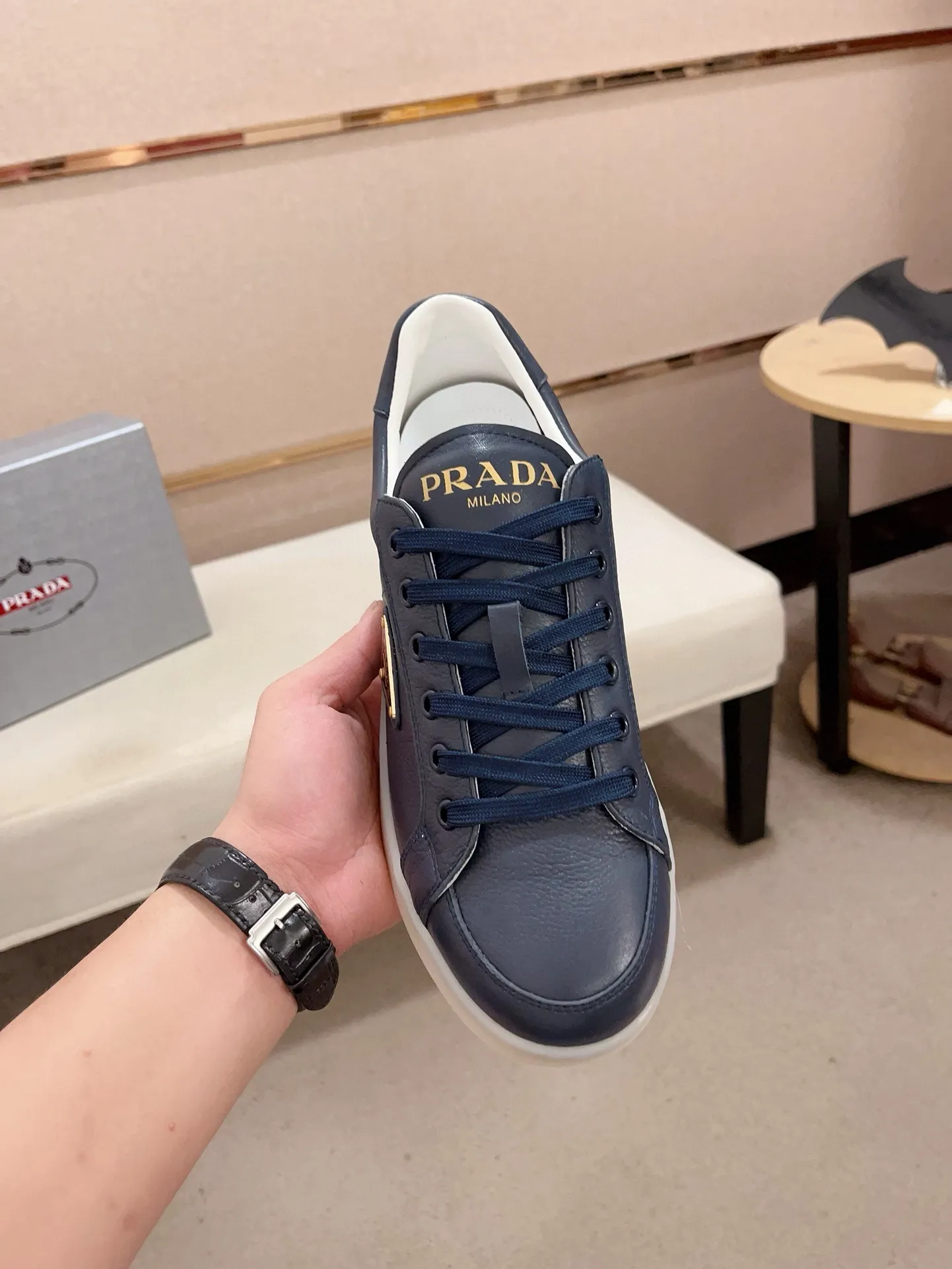 Men's shoes 💰 540💰 ✔️✔️✔️Higher version High-quality new PRADA (Prada) counters are launched at the same time. The new men's shoes and 😘 fabrics are made of high-tech glue-making technology. Lining: Full cowhide lining. 👍🏿 High-end ☄️ air-cushion molded anti-slip rubber outsole, exquisite lines, simple and elegant, comfortable and high-end for leisure travel. Code number: 38 to 44 (45 can be customized and cannot be returned or exchanged)